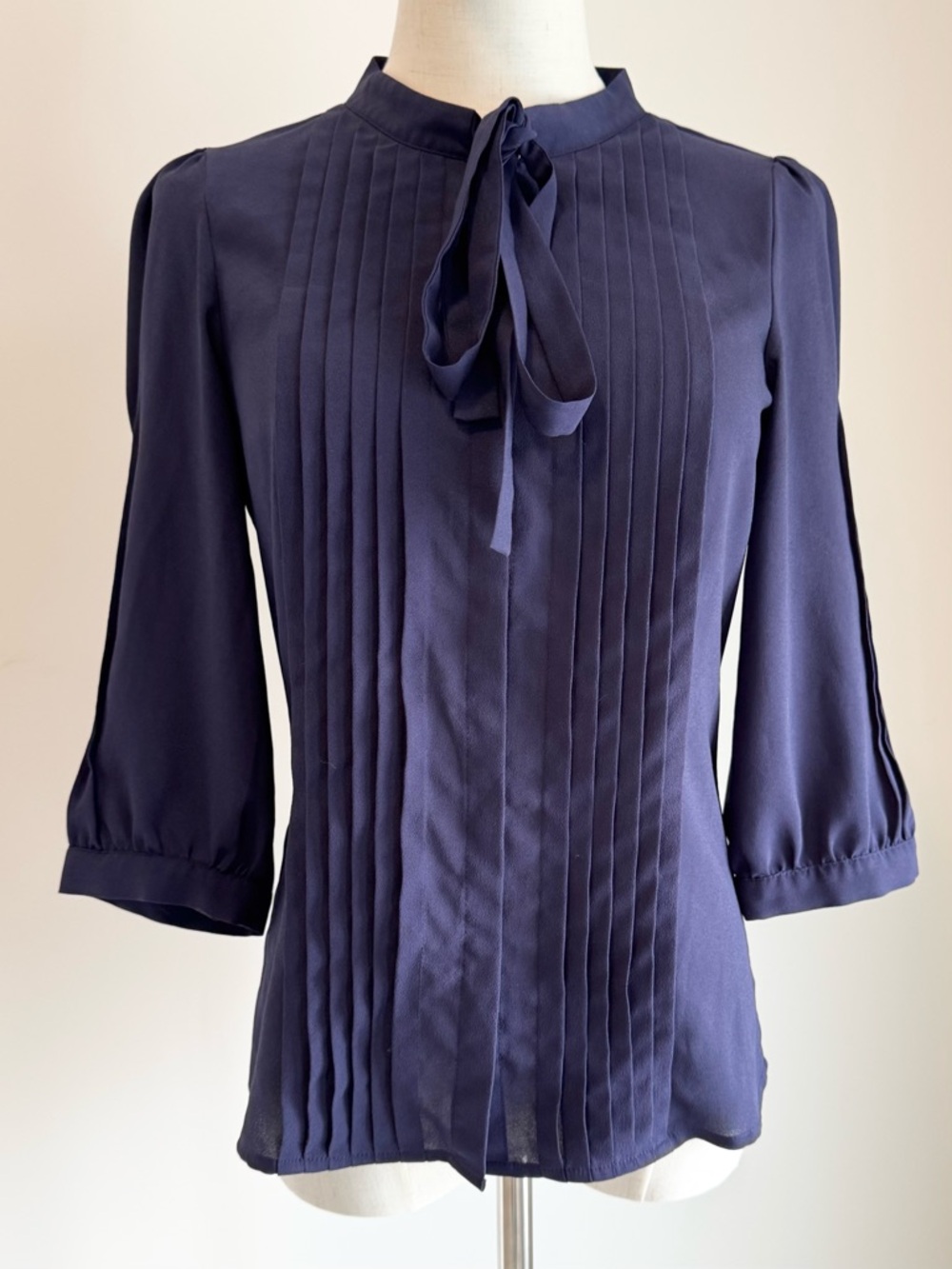 BB Dakota Navy Pleated Blouse Tie Neck Top Size Small Elegant Workwear
